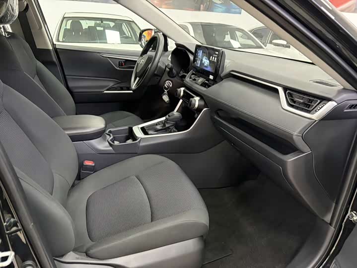 Фото 8 - Toyota RAV4