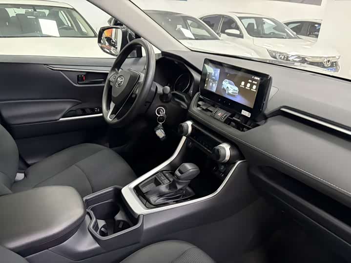 Фото 9 - Toyota RAV4