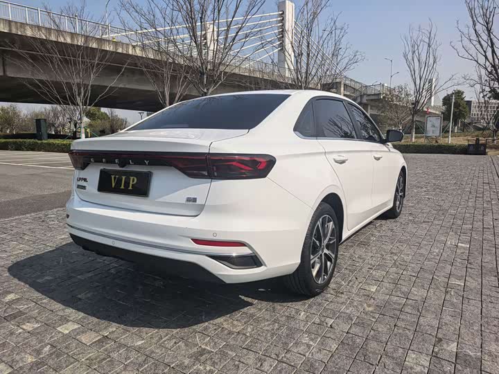 Фото 7 - Geely Emgrand