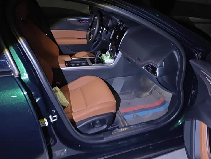 Фото 8 - Jaguar XE L