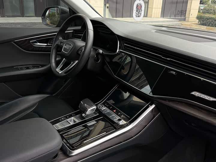 Фото 4 - Audi Q8