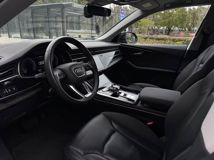 Фото 6 - Audi Q8