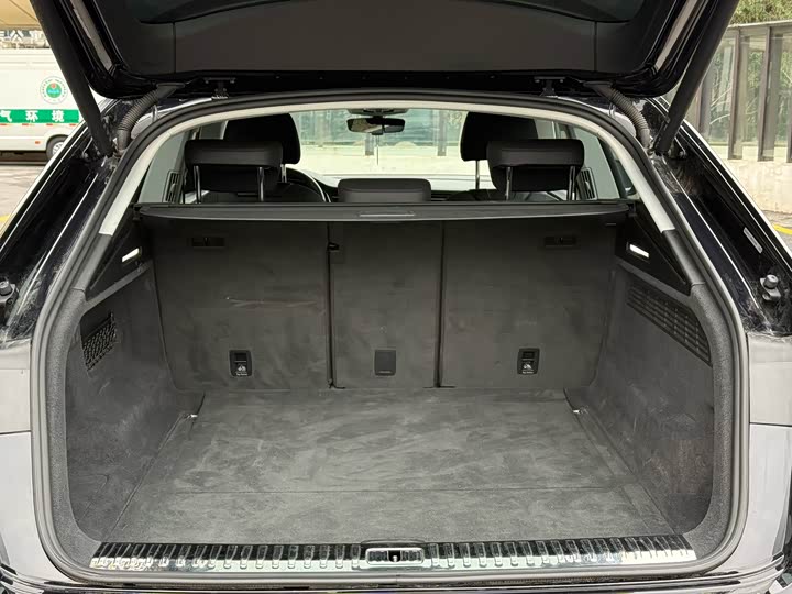 Фото 9 - Audi Q8