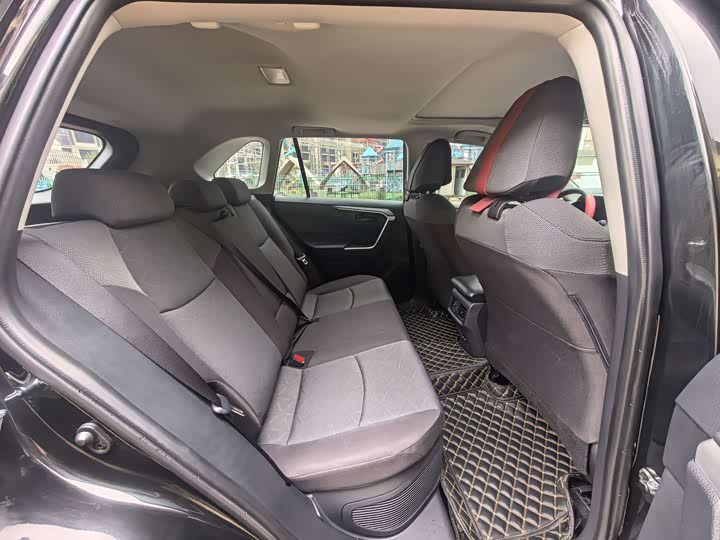 Фото 5 - Toyota RAV4