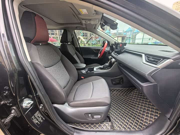 Фото 8 - Toyota RAV4