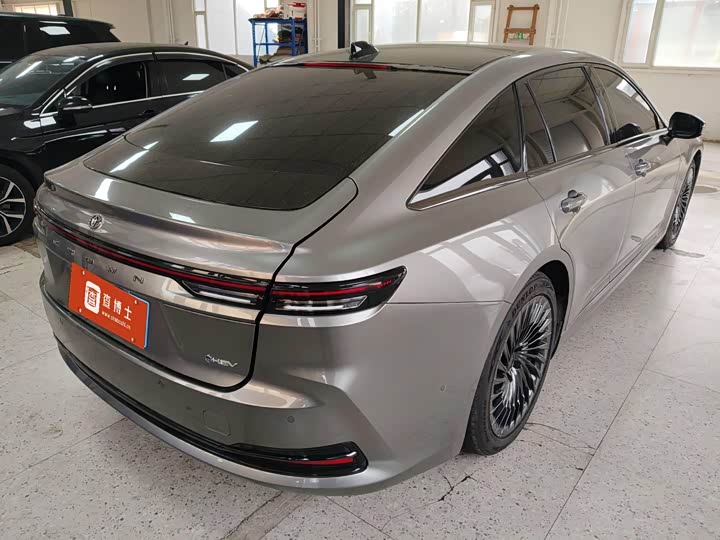 Фото 2 - Toyota Crown Sedan