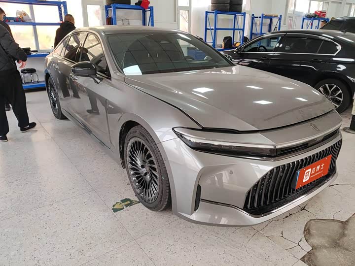 Фото 3 - Toyota Crown Sedan