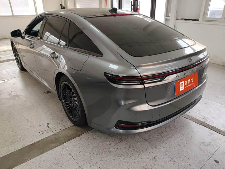 Фото 4 - Toyota Crown Sedan