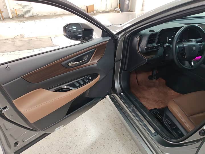 Фото 7 - Toyota Crown Sedan