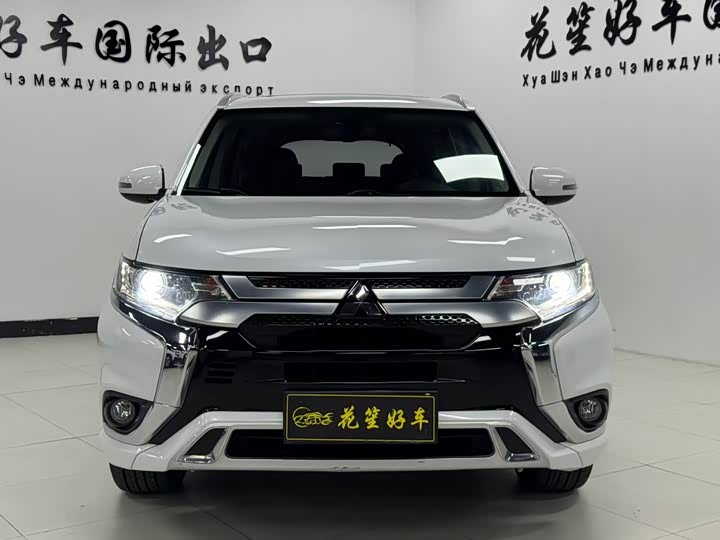 Photo 2 - Mitsubishi Outlander