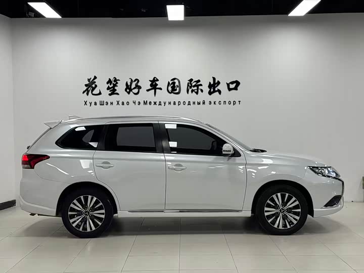 Photo 4 - Mitsubishi Outlander