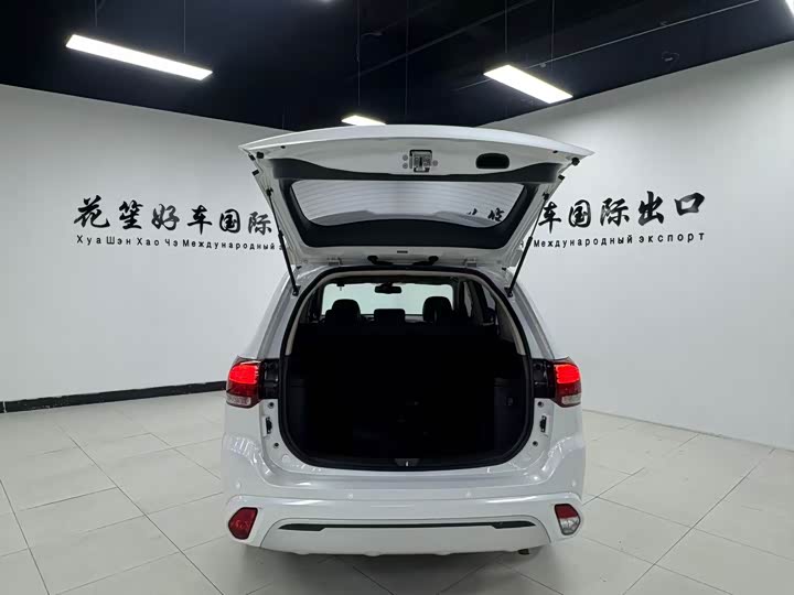 Photo 8 - Mitsubishi Outlander