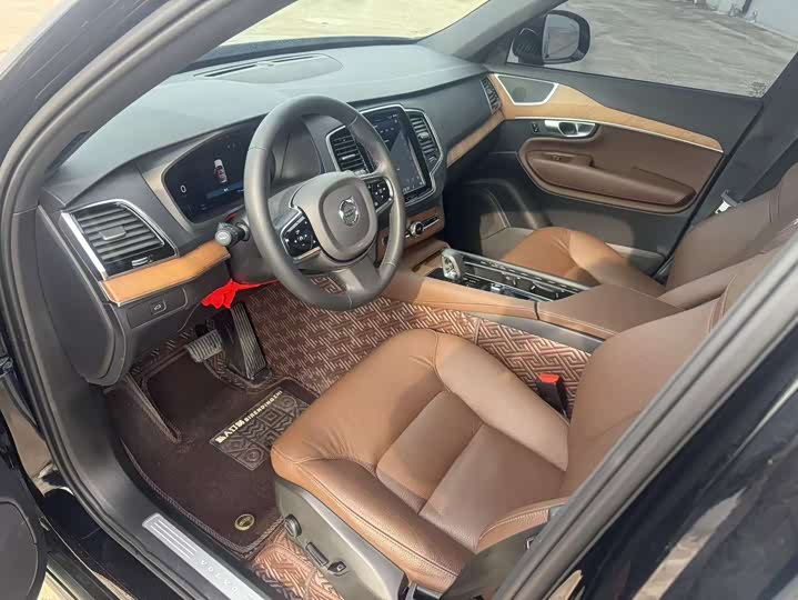 Фото 7 - Volvo XC90