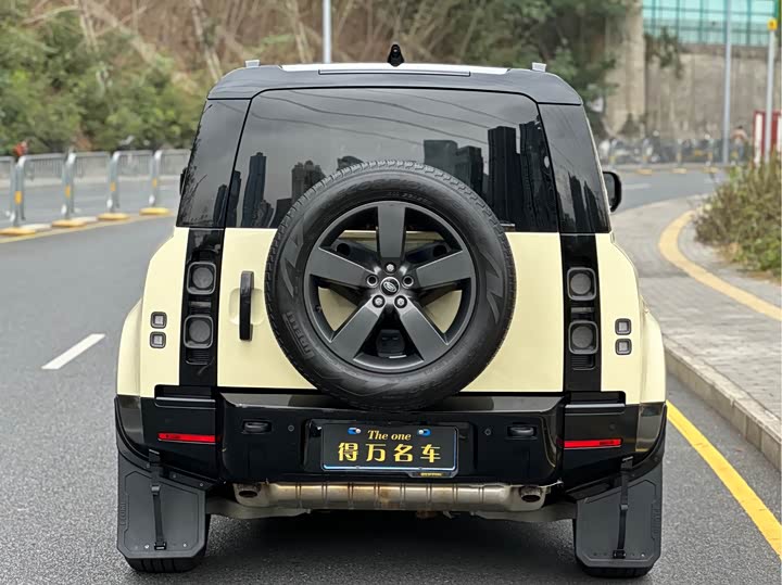 Photo 3 - Land Rover Defender