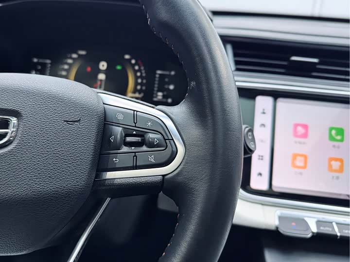 Фото 8 - Geely Atlas