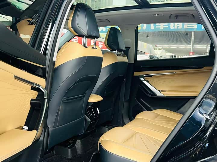 Фото 6 - Geely Atlas L