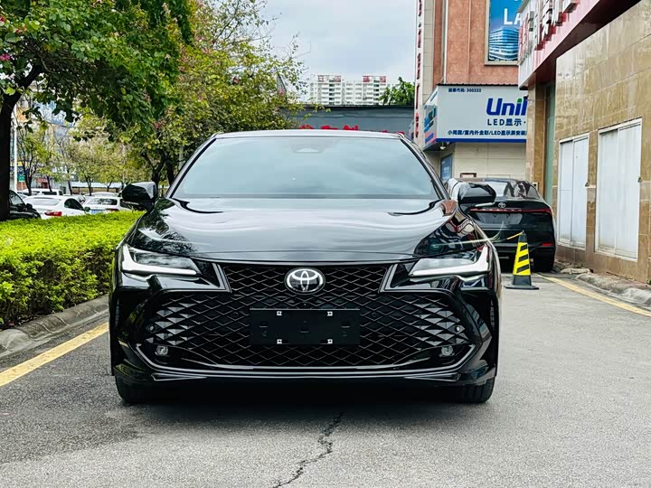 Photo 2 - Toyota Avalon