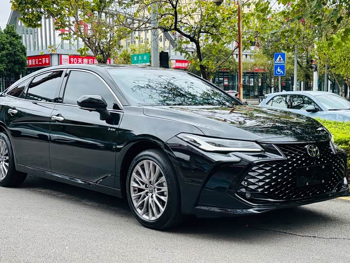 Photo 3 - Toyota Avalon