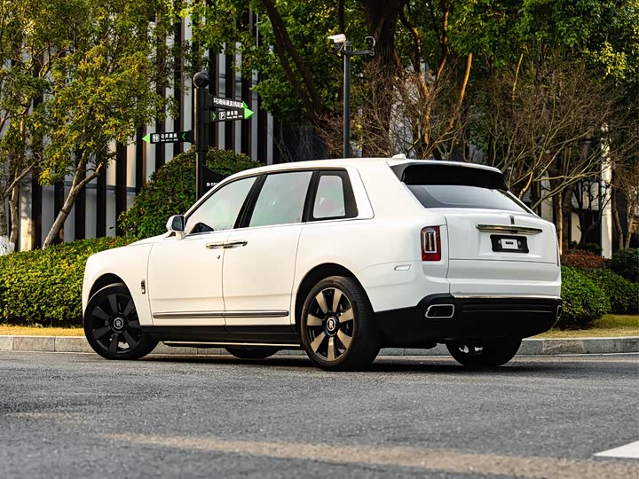 Фото 6 - Rolls-Royce Cullinan