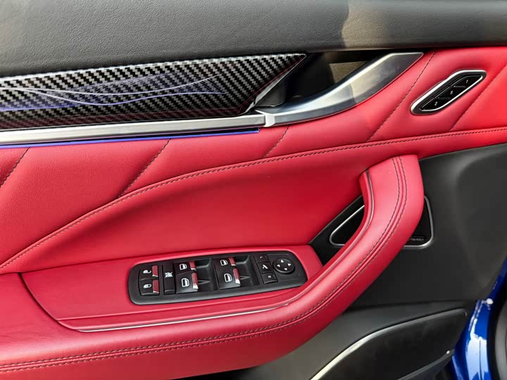 Фото 9 - Maserati Levante