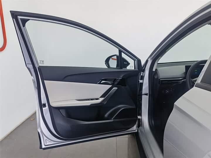 Фото 8 - MG Motor 4 EV