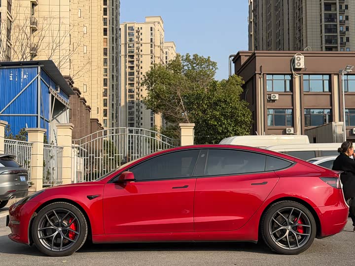 Фото 3 - Tesla Model 3