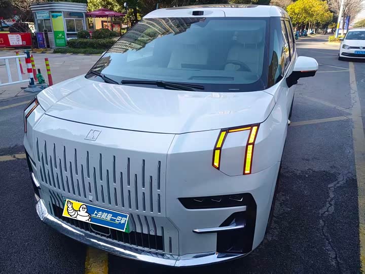 Фото 1 - Zeekr 009