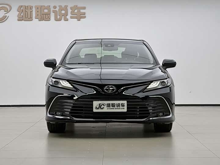 Фото 2 - Toyota Camry