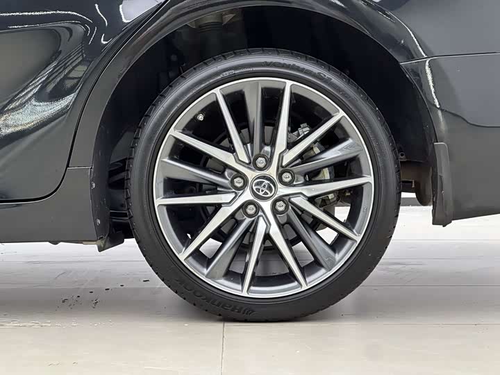 Фото 5 - Toyota Camry