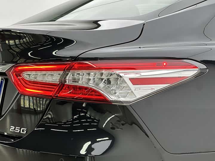 Фото 6 - Toyota Camry