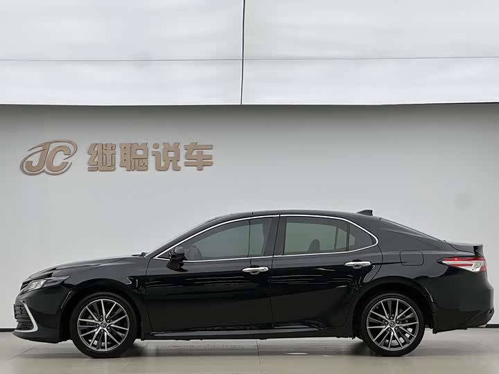 Фото 8 - Toyota Camry