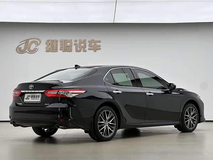 Фото 9 - Toyota Camry