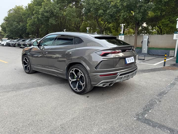 Фото 8 - Lamborghini Urus