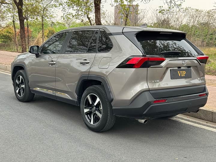 Фото 4 - Toyota RAV4