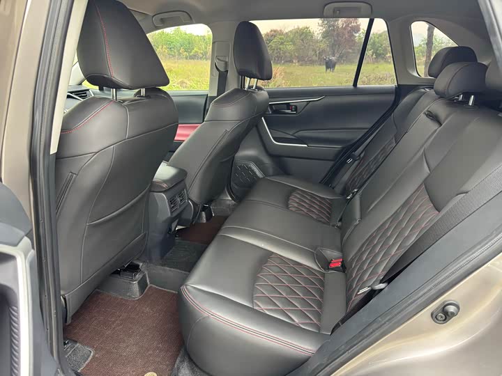 Фото 6 - Toyota RAV4