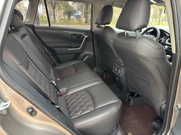 Фото 9 - Toyota RAV4