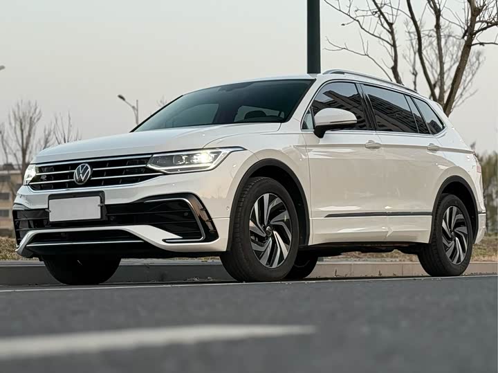 Фото 2 - Volkswagen Tiguan L Pro