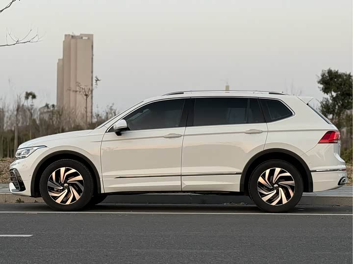 Фото 4 - Volkswagen Tiguan L Pro