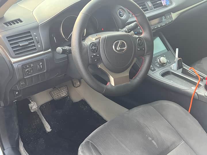 Фото 7 - Lexus CT 200h