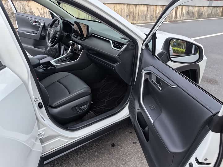 Фото 8 - Toyota RAV4