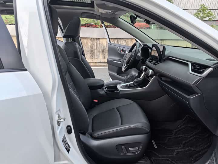 Фото 9 - Toyota RAV4