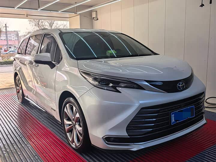 Photo 2 - Toyota Sienna