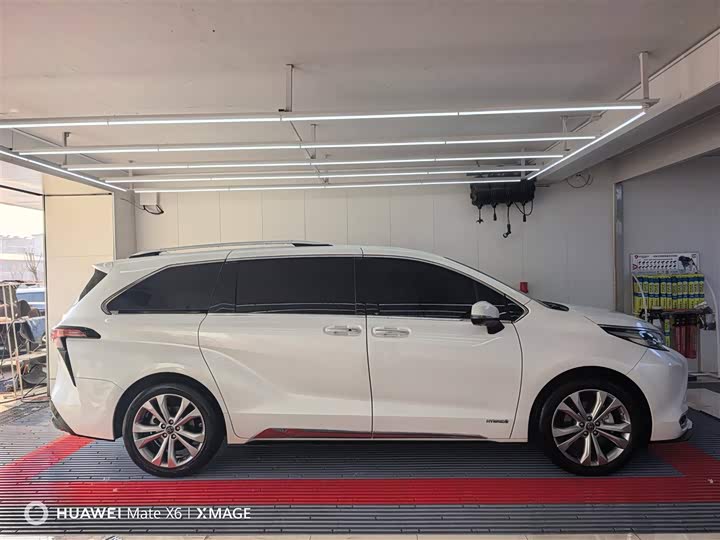 Photo 3 - Toyota Sienna