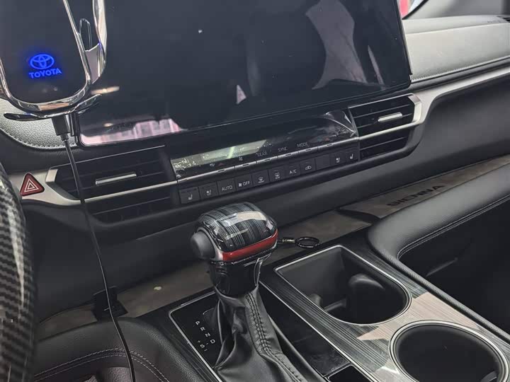 Photo 8 - Toyota Sienna