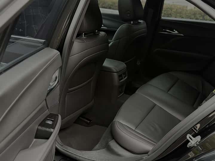 Фото 9 - Cadillac CT4