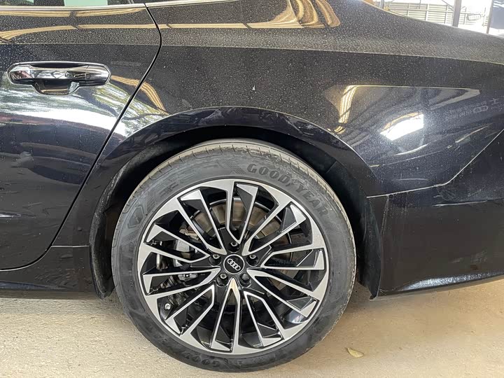 Фото 8 - Audi A7L