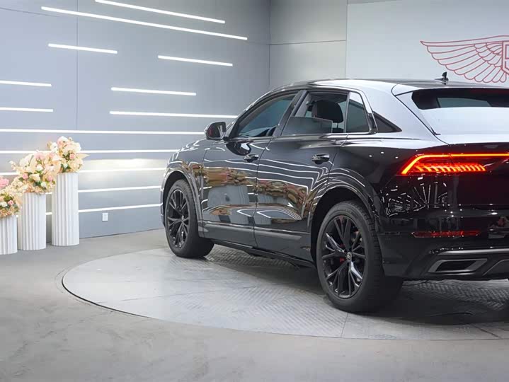 Фото 5 - Audi Q8