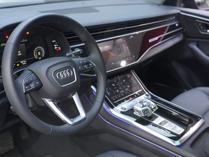 Фото 7 - Audi Q8