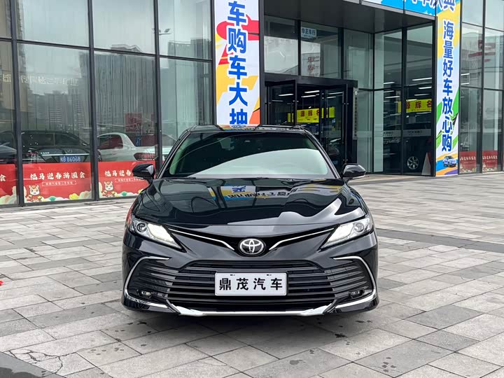 Фото 2 - Toyota Camry