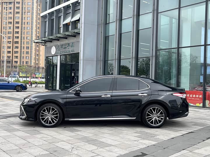 Фото 3 - Toyota Camry